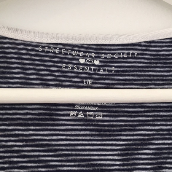 🌼4/20 DEAL🌼 Navy blue and white crop top - Picture 2 of 3